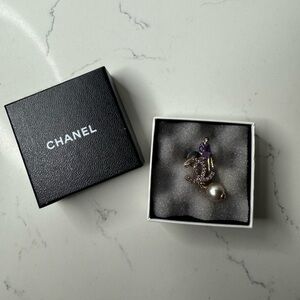 Vintage CHANEL Purple and Gold Tone Women's Brooch